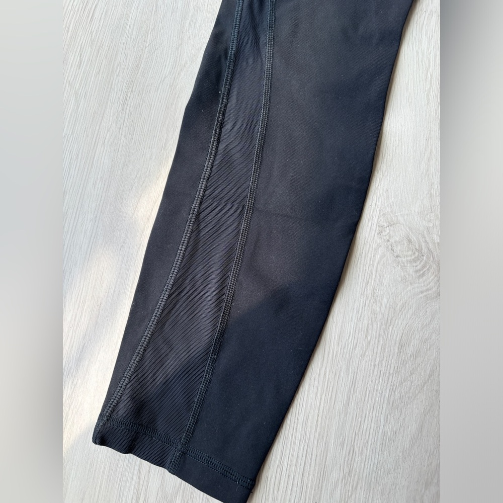 Black Lululemon mesh detail 7/8 leggings - Picture 2 of 5
